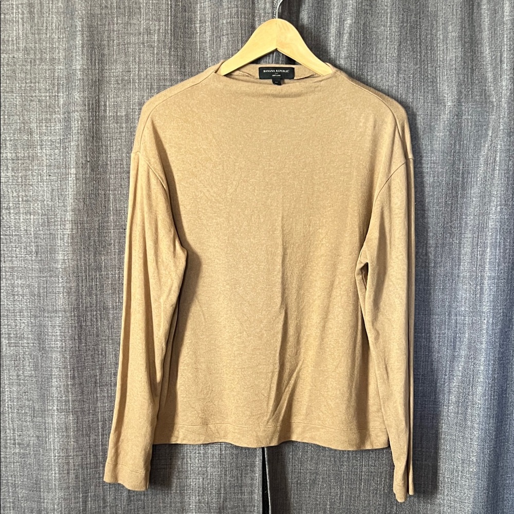 Banana republic soft luxe camel brown mock neck long sleeve Tshirt size medium